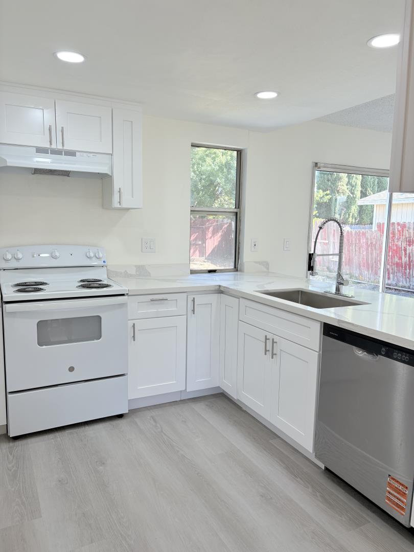 Detail Gallery Image 6 of 22 For 3985 Limestone Way, Sacramento,  CA 95823 - 4 Beds | 2 Baths