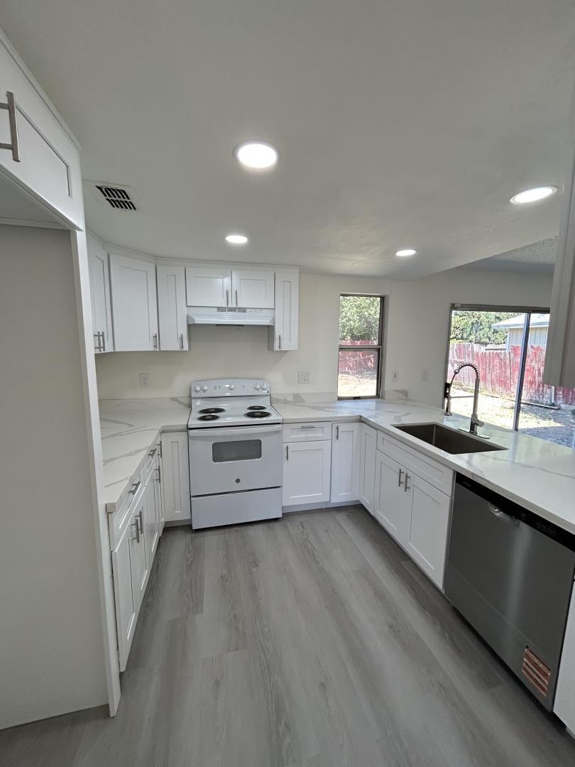 Detail Gallery Image 7 of 22 For 3985 Limestone Way, Sacramento,  CA 95823 - 4 Beds | 2 Baths