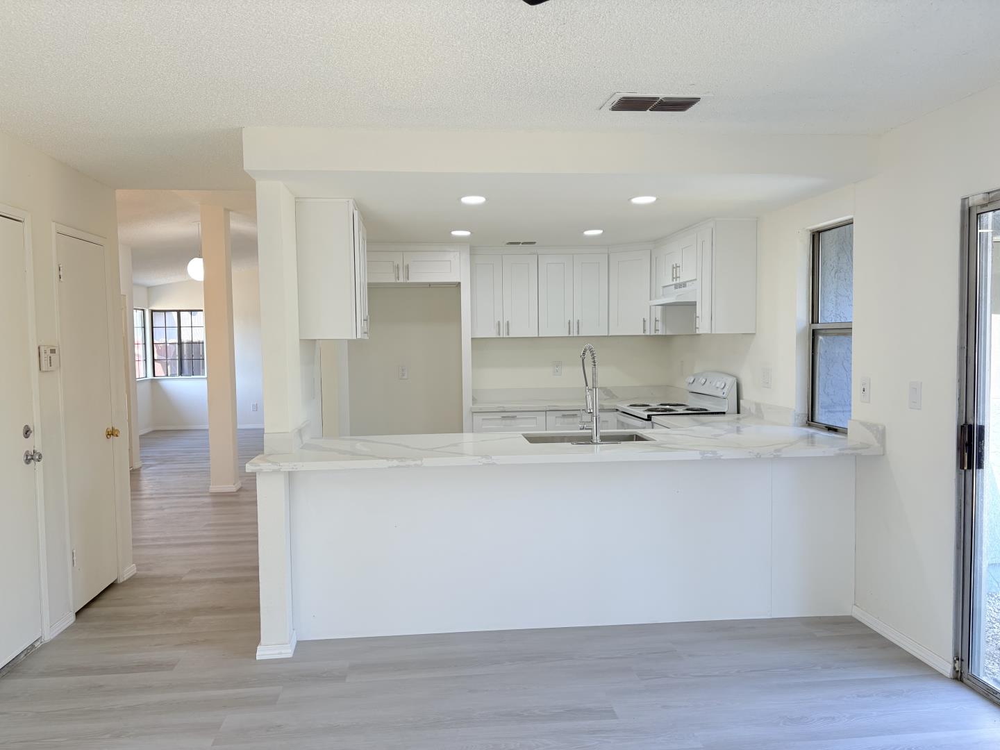 Detail Gallery Image 8 of 22 For 3985 Limestone Way, Sacramento,  CA 95823 - 4 Beds | 2 Baths