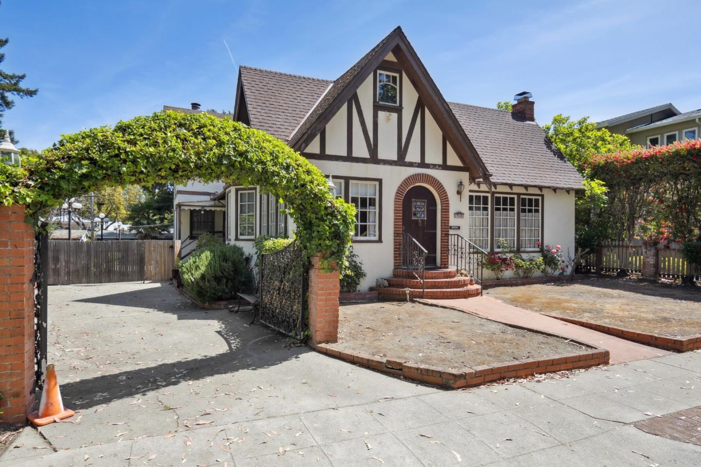 Detail Gallery Image 1 of 19 For 1516 Cortez Ave, Burlingame,  CA 94010 - 4 Beds | 3/1 Baths