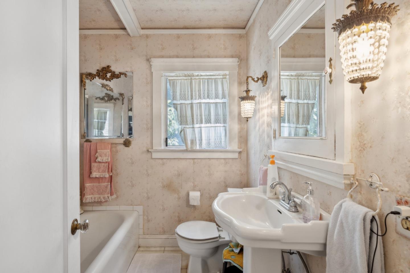 Detail Gallery Image 10 of 19 For 1516 Cortez Ave, Burlingame,  CA 94010 - 4 Beds | 3/1 Baths