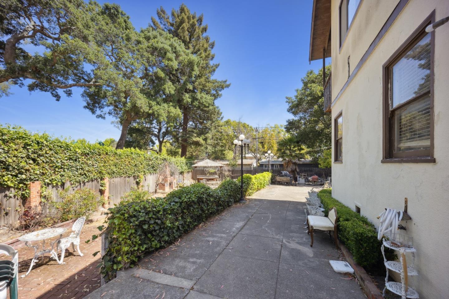 Detail Gallery Image 14 of 19 For 1516 Cortez Ave, Burlingame,  CA 94010 - 4 Beds | 3/1 Baths