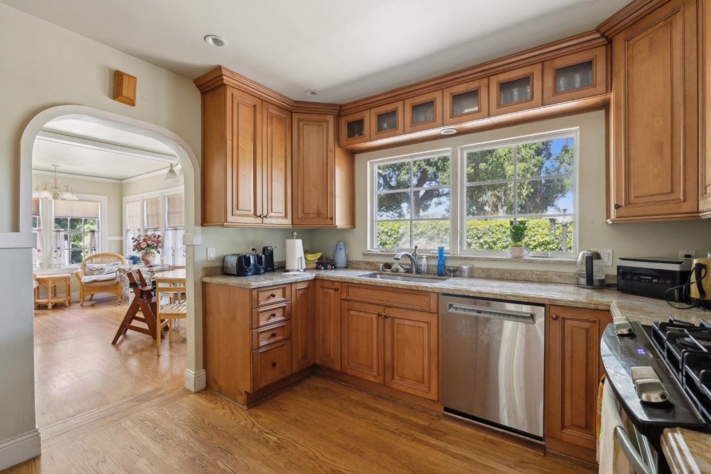 Detail Gallery Image 6 of 19 For 1516 Cortez Ave, Burlingame,  CA 94010 - 4 Beds | 3/1 Baths