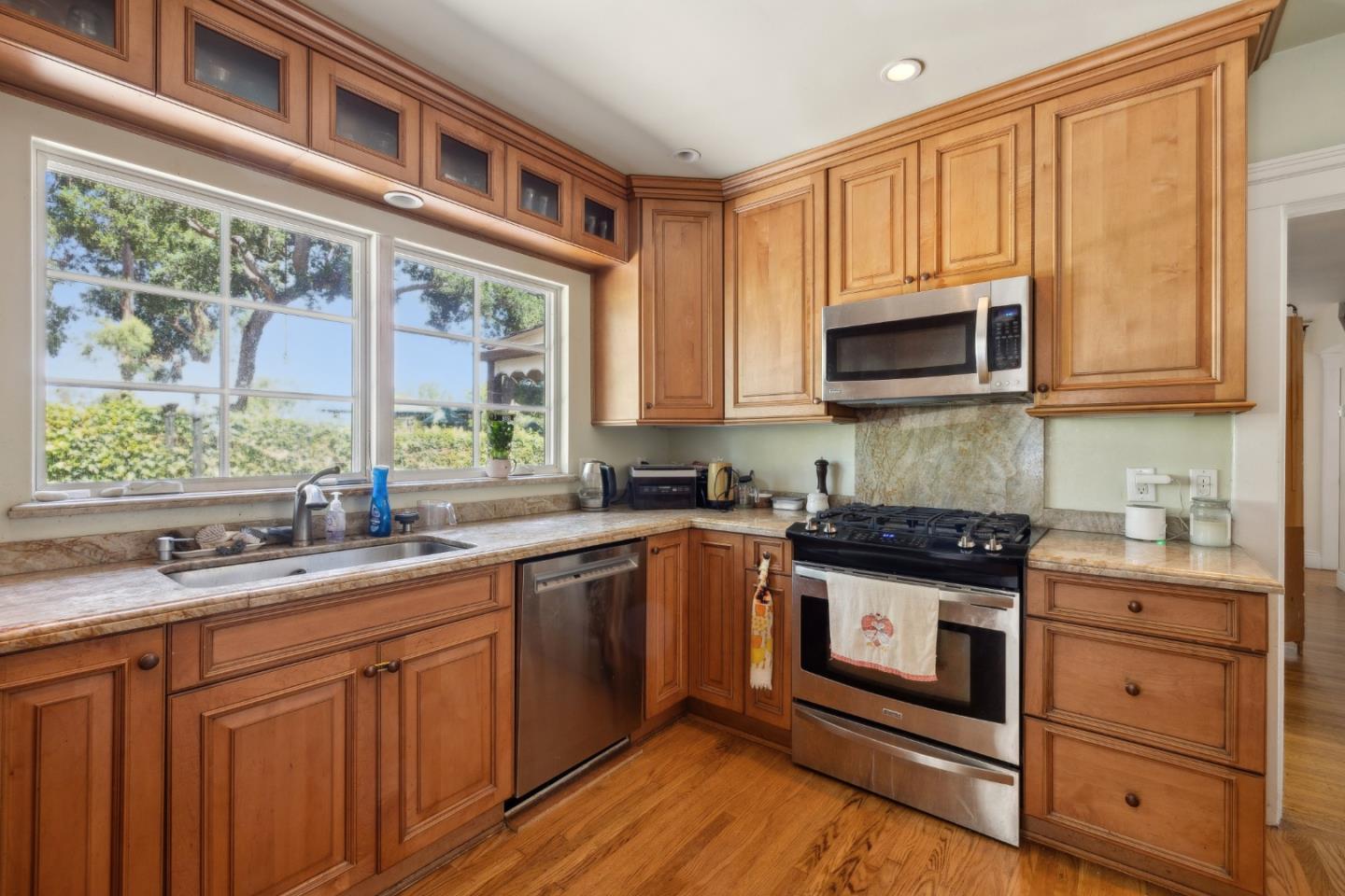 Detail Gallery Image 7 of 19 For 1516 Cortez Ave, Burlingame,  CA 94010 - 4 Beds | 3/1 Baths