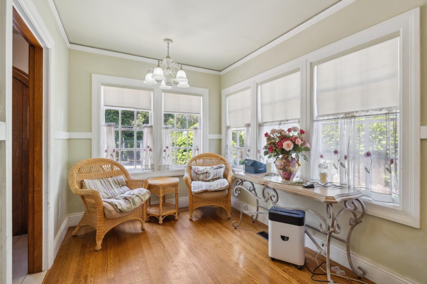 Detail Gallery Image 8 of 19 For 1516 Cortez Ave, Burlingame,  CA 94010 - 4 Beds | 3/1 Baths