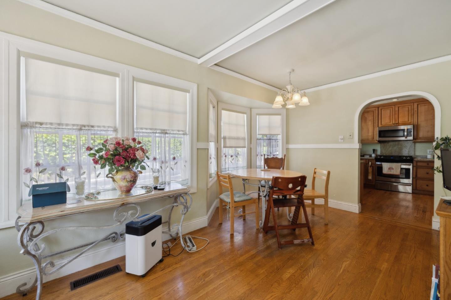 Detail Gallery Image 9 of 19 For 1516 Cortez Ave, Burlingame,  CA 94010 - 4 Beds | 3/1 Baths