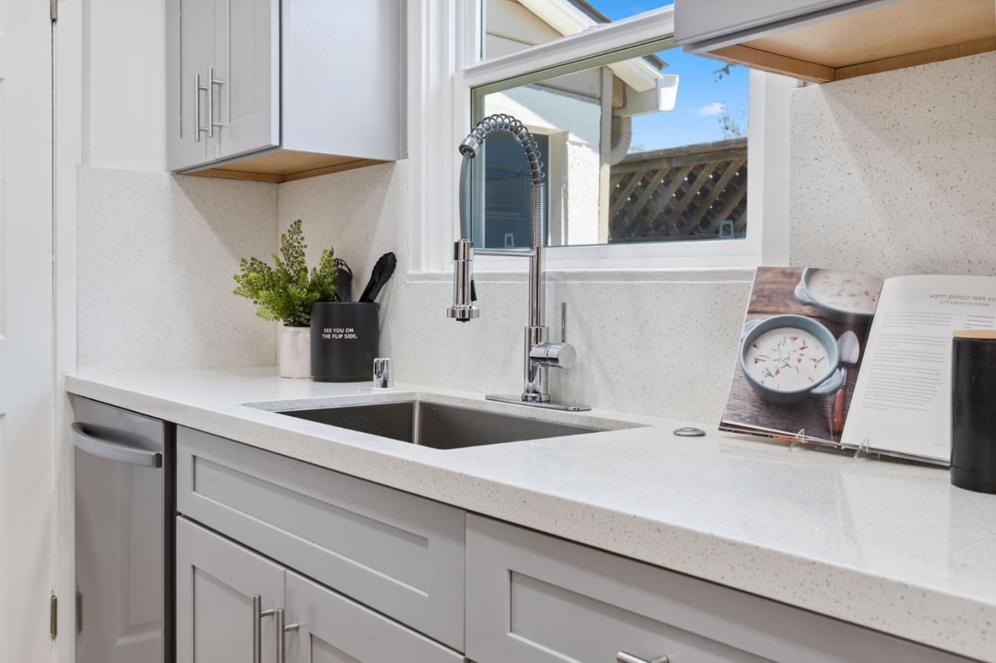 Detail Gallery Image 10 of 25 For 480 Raymond Ave, San Jose,  CA 95128 - 2 Beds | 1 Baths