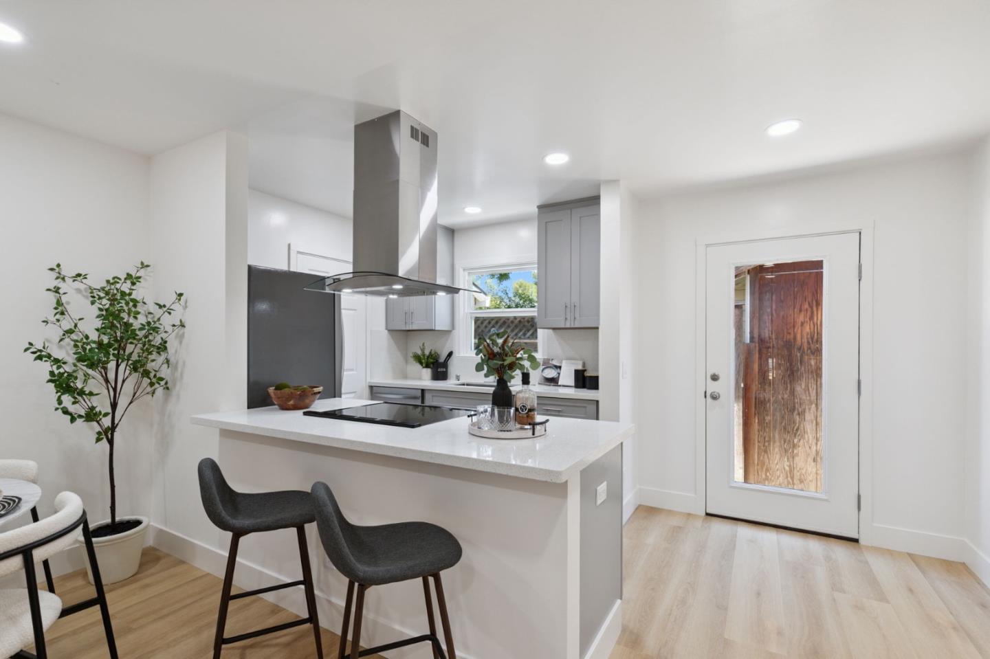 Detail Gallery Image 5 of 25 For 480 Raymond Ave, San Jose,  CA 95128 - 2 Beds | 1 Baths
