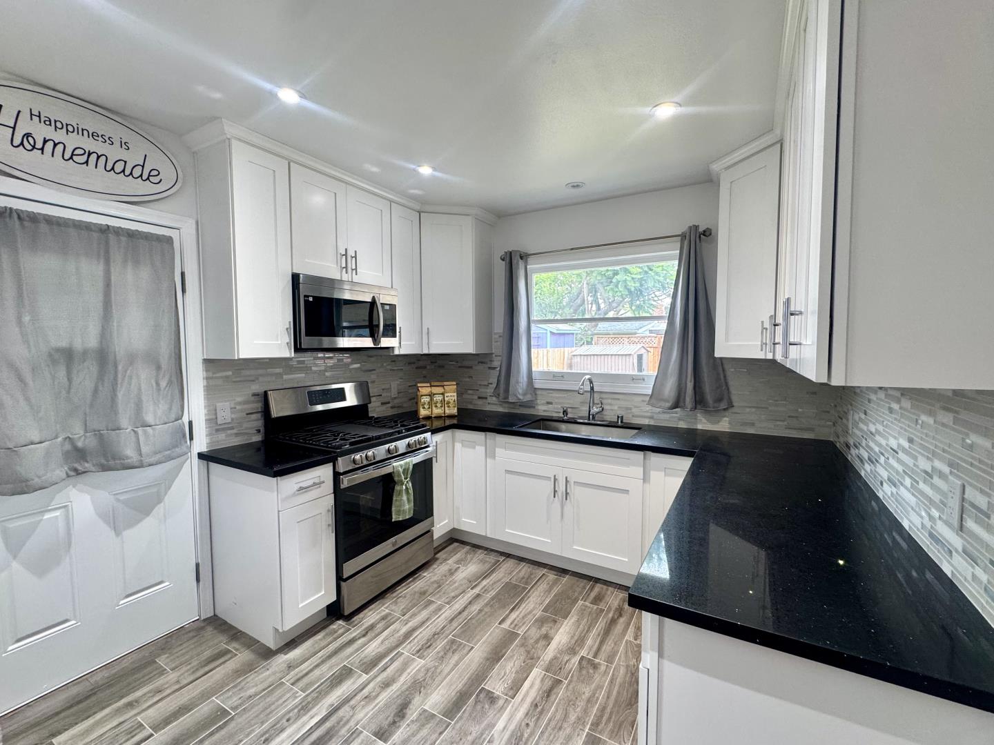 Detail Gallery Image 4 of 12 For 6142 E Peabody St, Long Beach,  CA 90808 - 2 Beds | 1 Baths