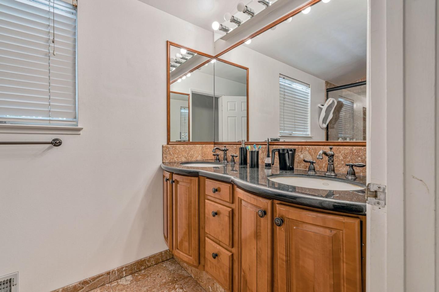 Detail Gallery Image 13 of 27 For 225 W Meadow Dr, Palo Alto,  CA 94306 - 3 Beds | 2 Baths