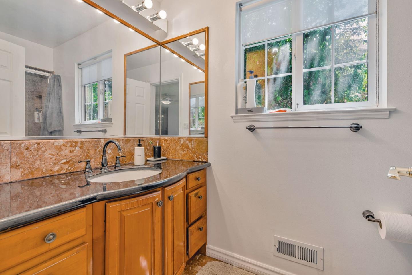 Detail Gallery Image 14 of 27 For 225 W Meadow Dr, Palo Alto,  CA 94306 - 3 Beds | 2 Baths