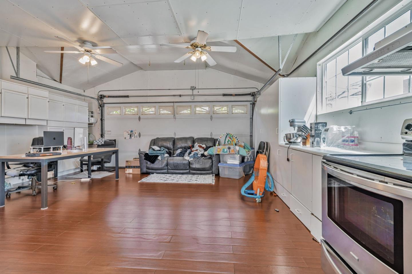Detail Gallery Image 16 of 27 For 225 W Meadow Dr, Palo Alto,  CA 94306 - 3 Beds | 2 Baths