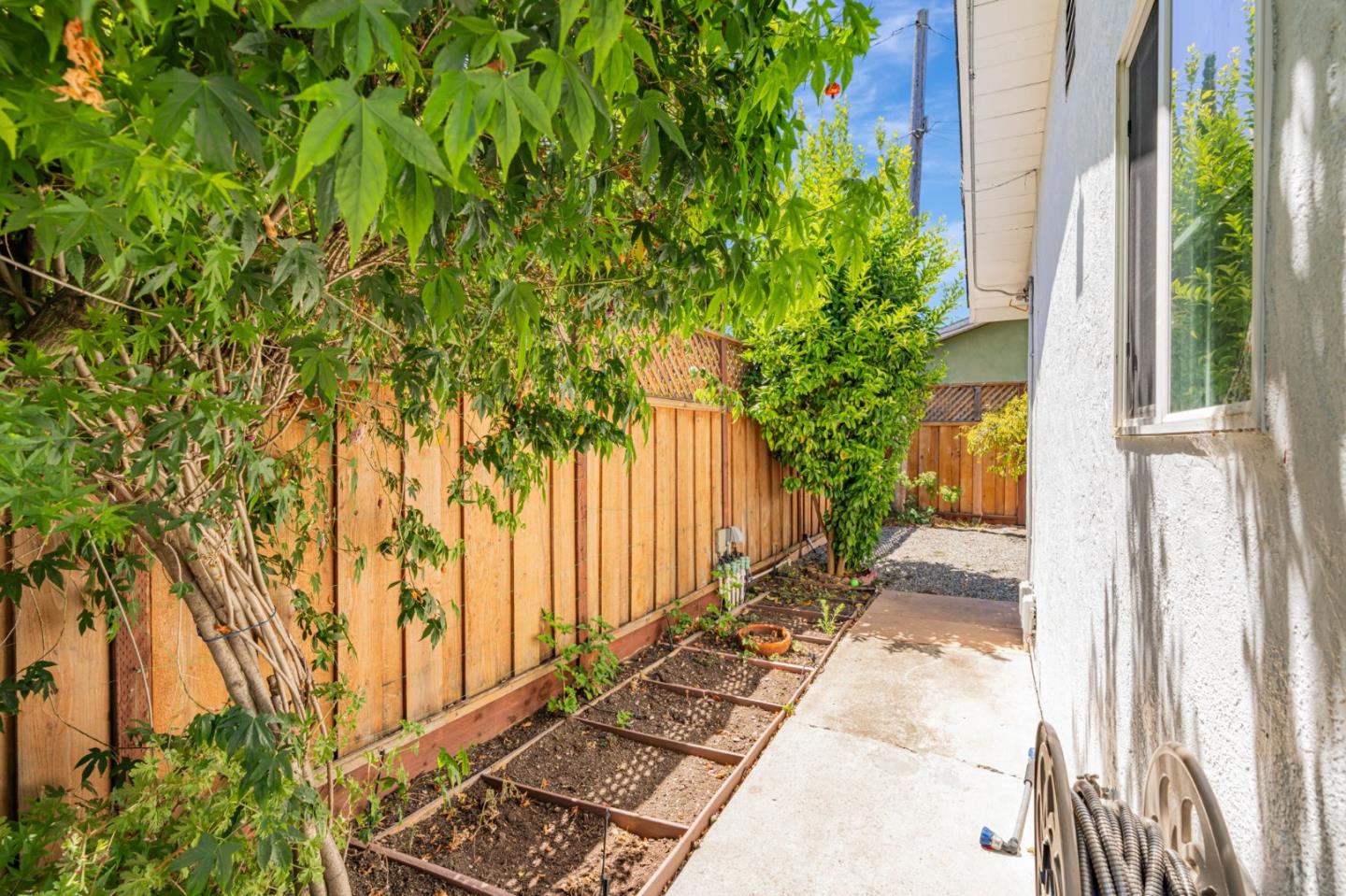 Detail Gallery Image 17 of 27 For 225 W Meadow Dr, Palo Alto,  CA 94306 - 3 Beds | 2 Baths