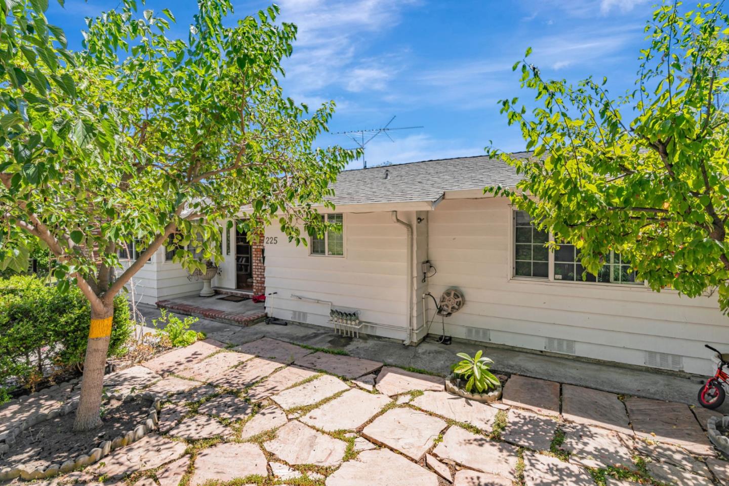 Detail Gallery Image 22 of 27 For 225 W Meadow Dr, Palo Alto,  CA 94306 - 3 Beds | 2 Baths