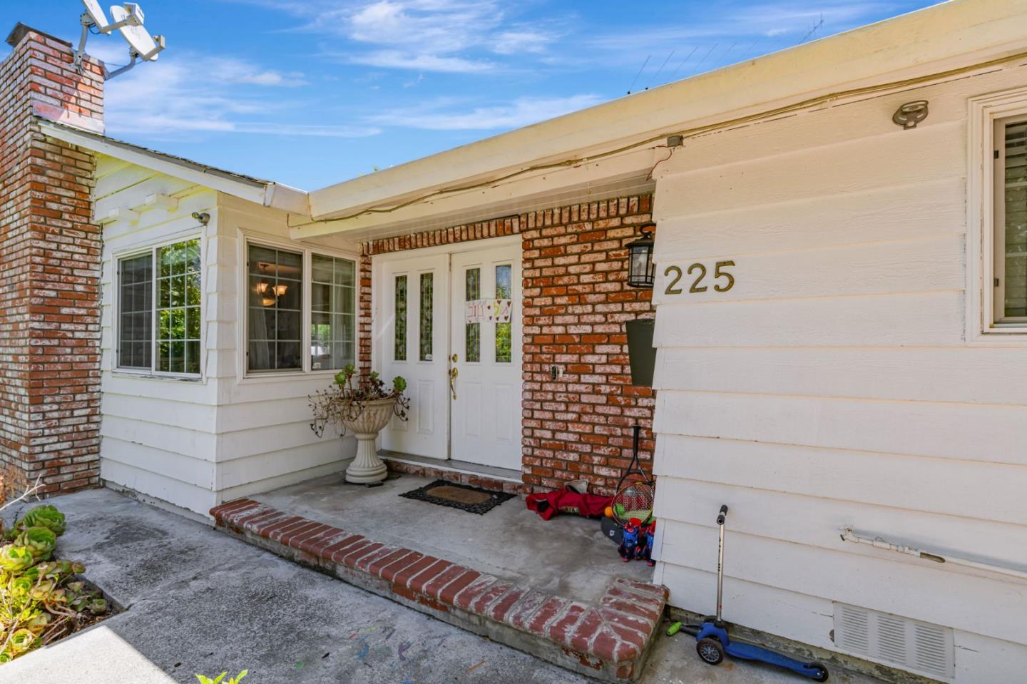 Detail Gallery Image 3 of 27 For 225 W Meadow Dr, Palo Alto,  CA 94306 - 3 Beds | 2 Baths