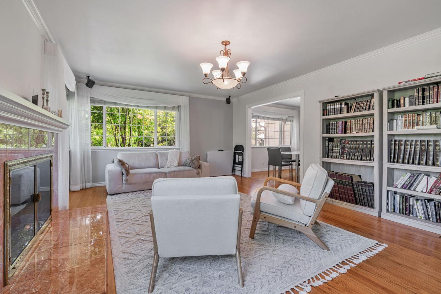 Detail Gallery Image 4 of 27 For 225 W Meadow Dr, Palo Alto,  CA 94306 - 3 Beds | 2 Baths
