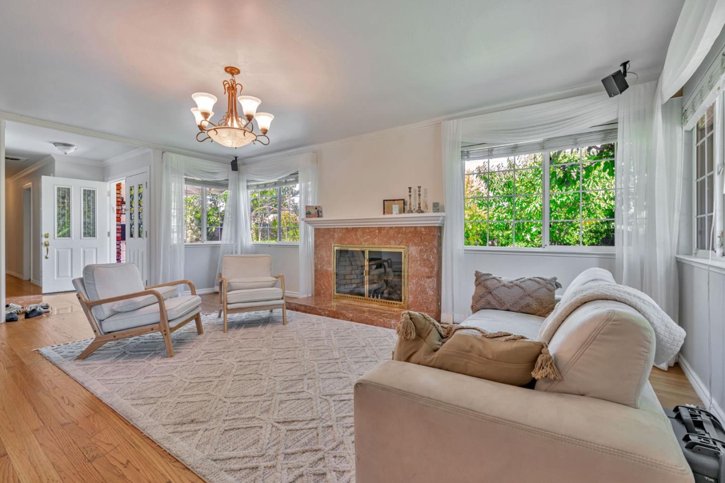 Detail Gallery Image 5 of 27 For 225 W Meadow Dr, Palo Alto,  CA 94306 - 3 Beds | 2 Baths