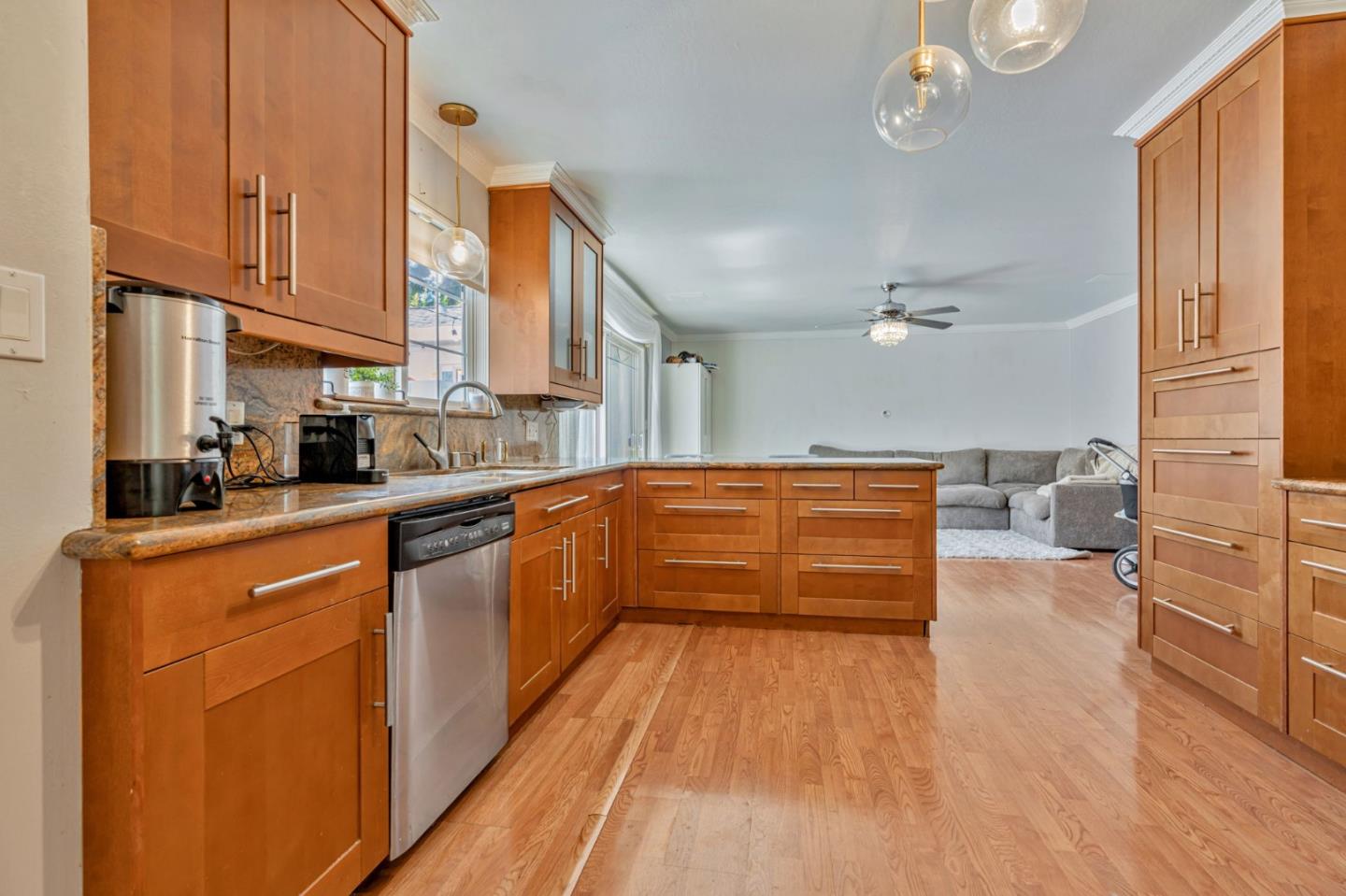 Detail Gallery Image 6 of 27 For 225 W Meadow Dr, Palo Alto,  CA 94306 - 3 Beds | 2 Baths