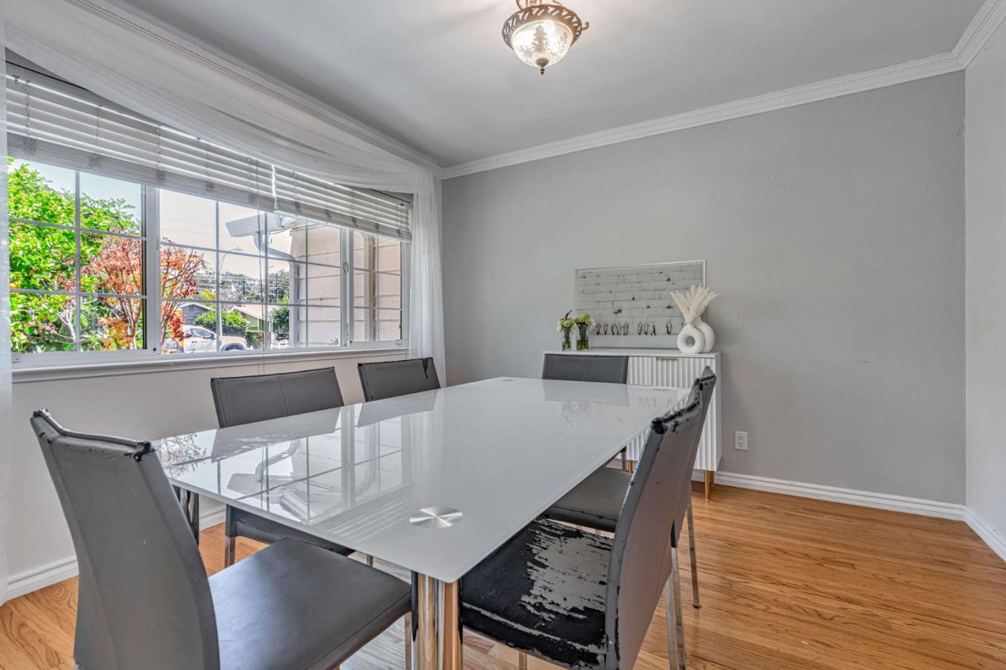 Detail Gallery Image 9 of 27 For 225 W Meadow Dr, Palo Alto,  CA 94306 - 3 Beds | 2 Baths