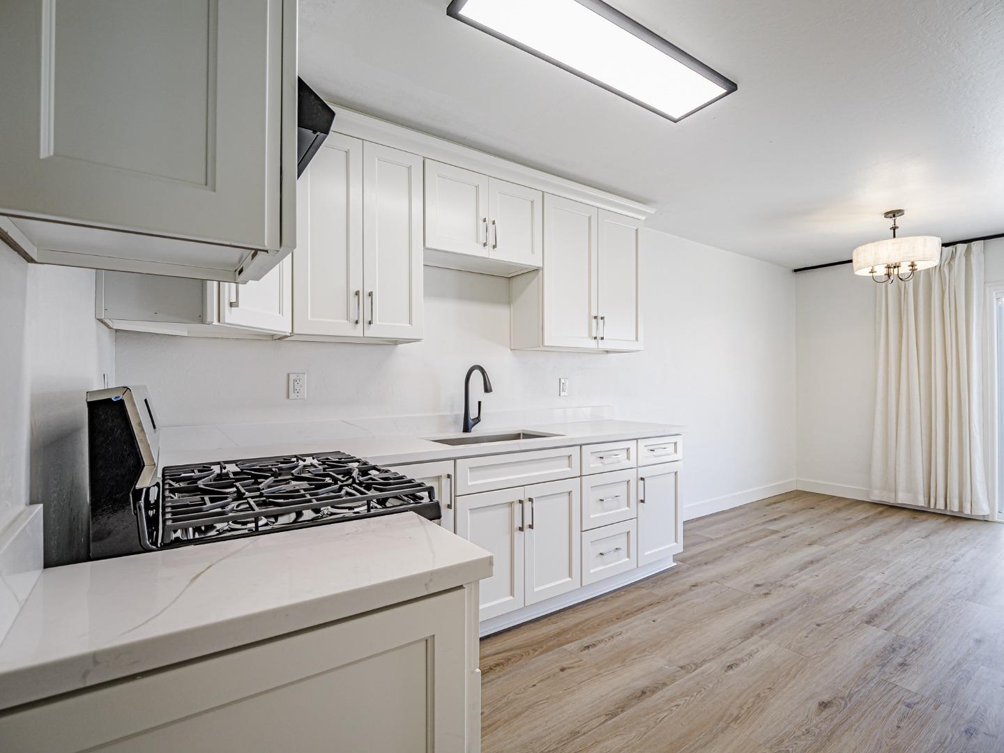 Detail Gallery Image 10 of 33 For 919 Acosta Plz #41,  Salinas,  CA 93905 - 4 Beds | 1/1 Baths