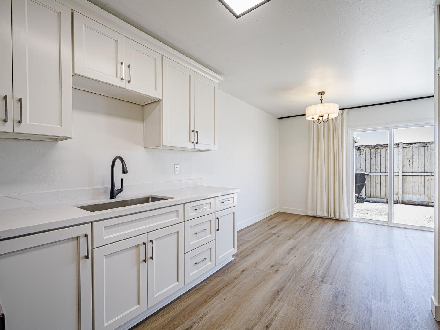 Detail Gallery Image 11 of 33 For 919 Acosta Plz #41,  Salinas,  CA 93905 - 4 Beds | 1/1 Baths