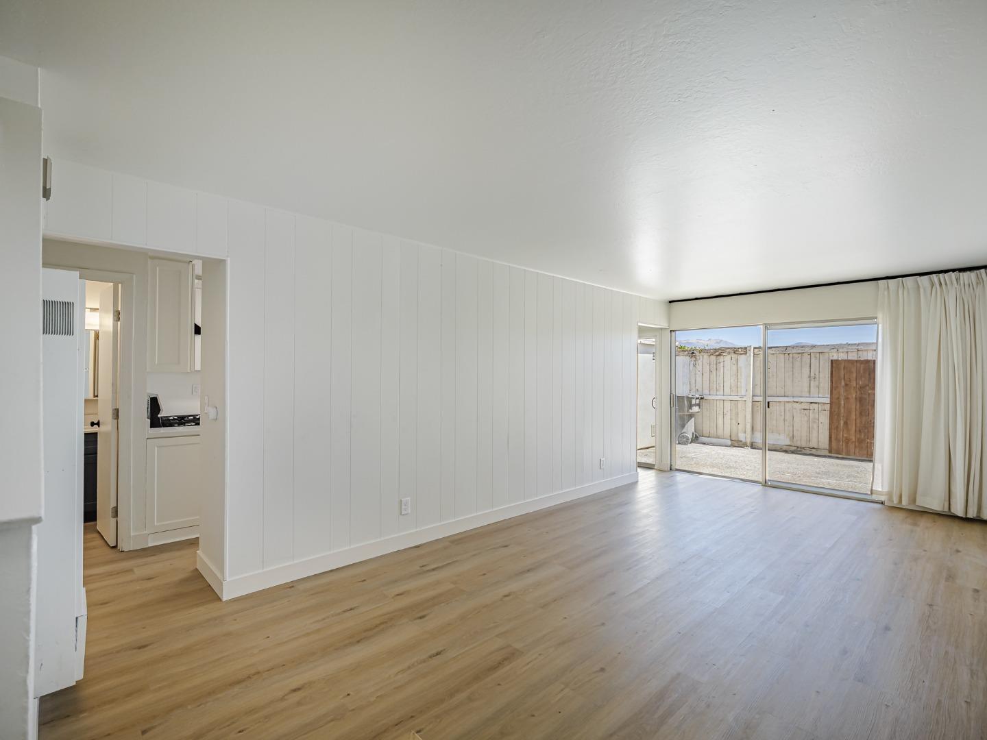 Detail Gallery Image 3 of 33 For 919 Acosta Plz #41,  Salinas,  CA 93905 - 4 Beds | 1/1 Baths
