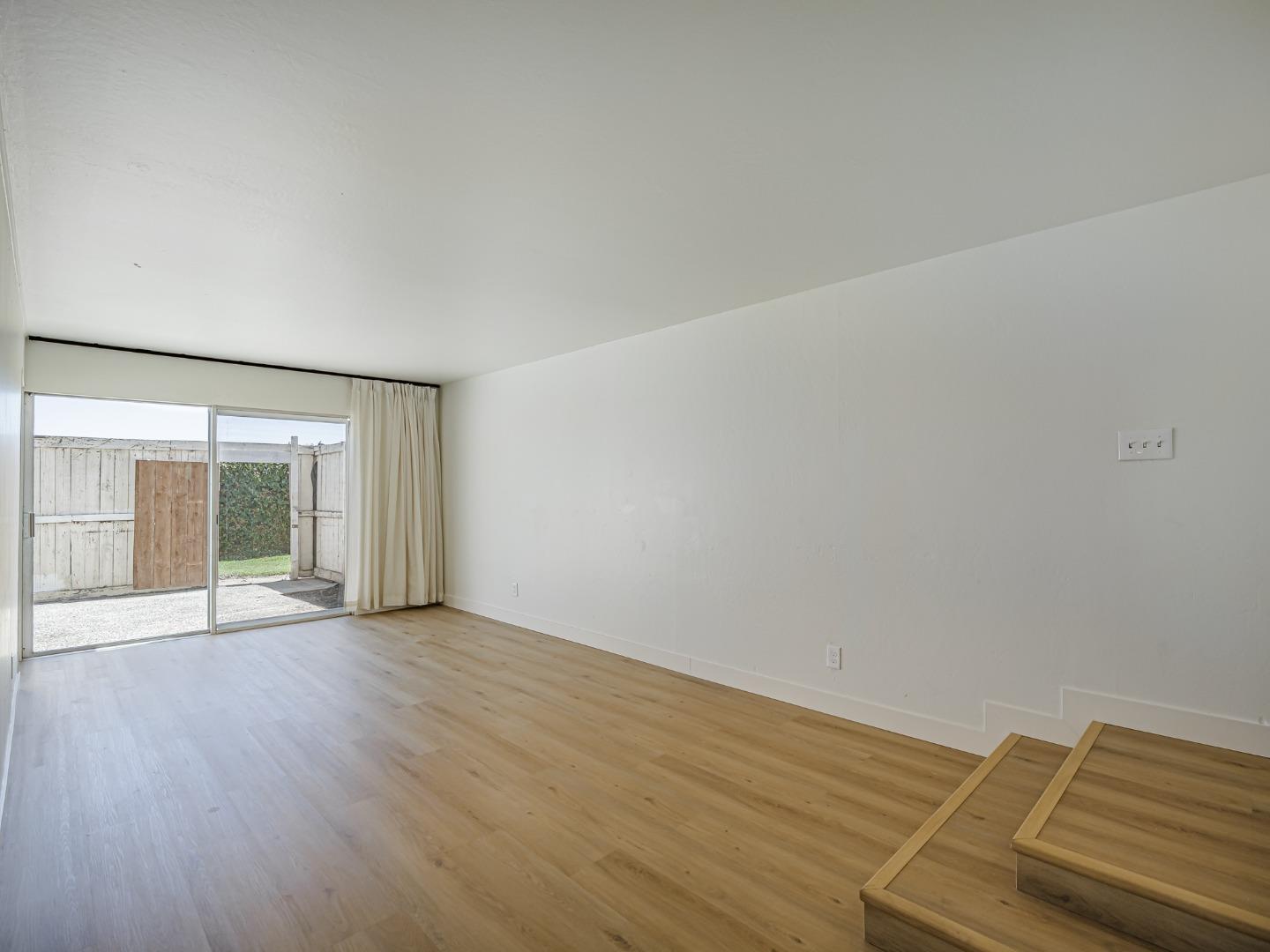 Detail Gallery Image 4 of 33 For 919 Acosta Plz #41,  Salinas,  CA 93905 - 4 Beds | 1/1 Baths