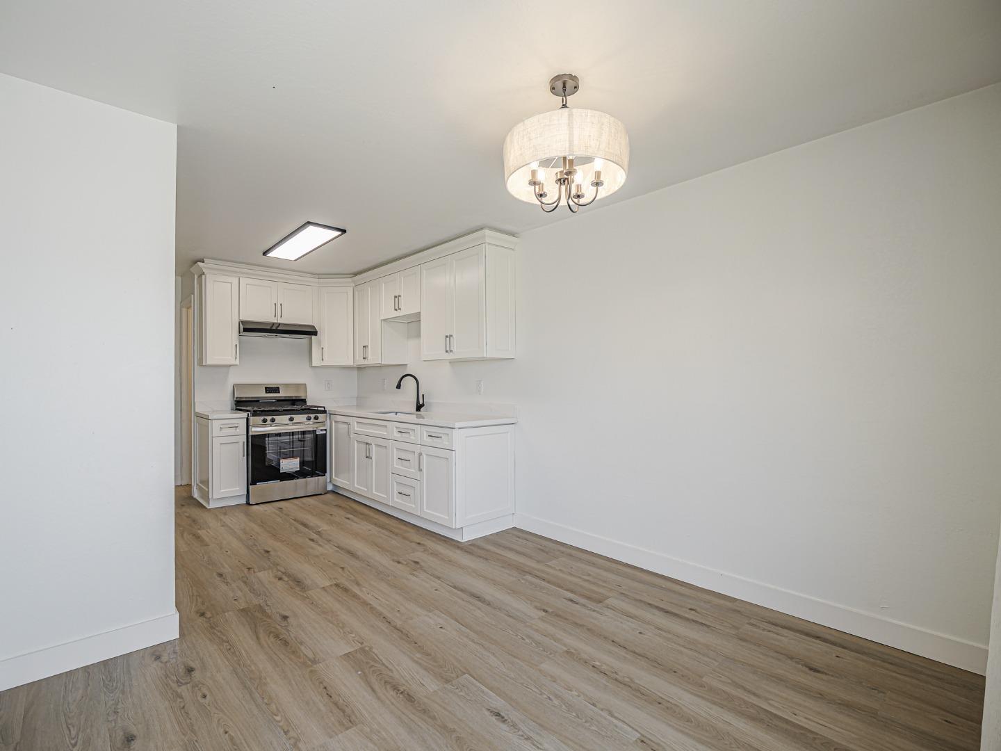 Detail Gallery Image 6 of 33 For 919 Acosta Plz #41,  Salinas,  CA 93905 - 4 Beds | 1/1 Baths