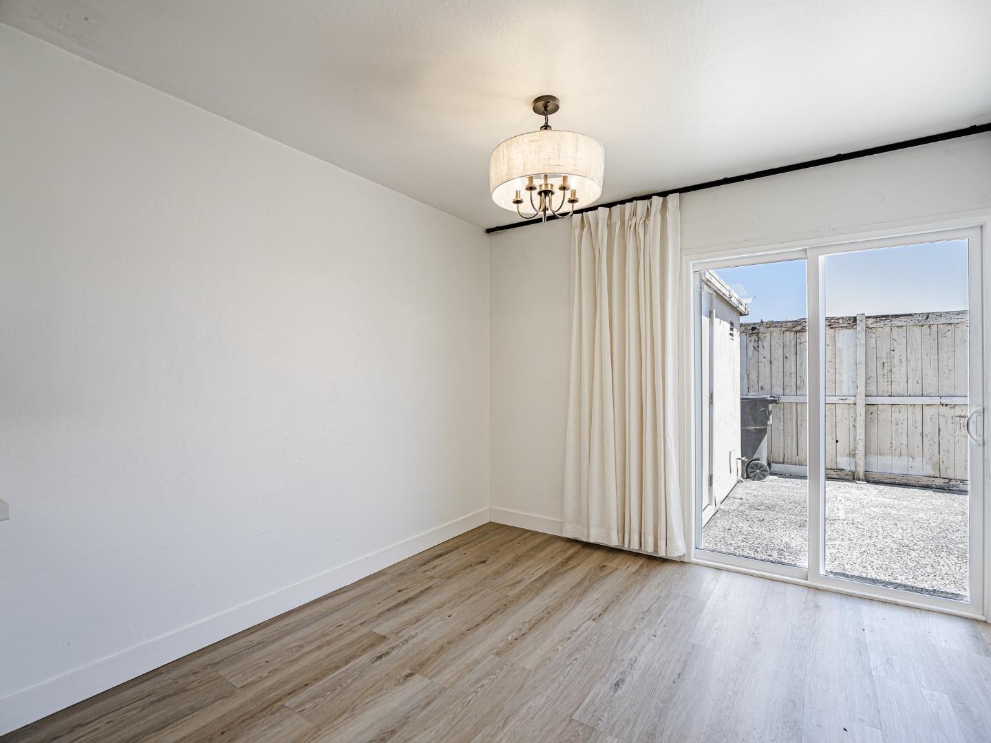 Detail Gallery Image 7 of 33 For 919 Acosta Plz #41,  Salinas,  CA 93905 - 4 Beds | 1/1 Baths