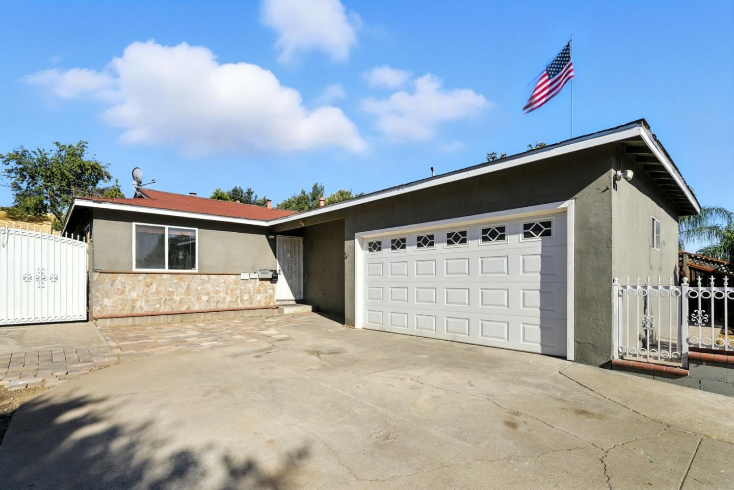 Detail Gallery Image 2 of 35 For 5024 Snow Dr, San Jose,  CA 95111 - 3 Beds | 1 Baths