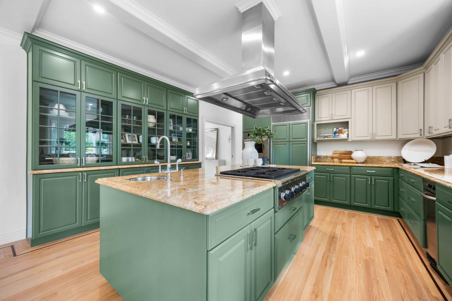 Detail Gallery Image 17 of 78 For 1901 Carmelita Ave, Burlingame,  CA 94010 - 5 Beds | 4/1 Baths