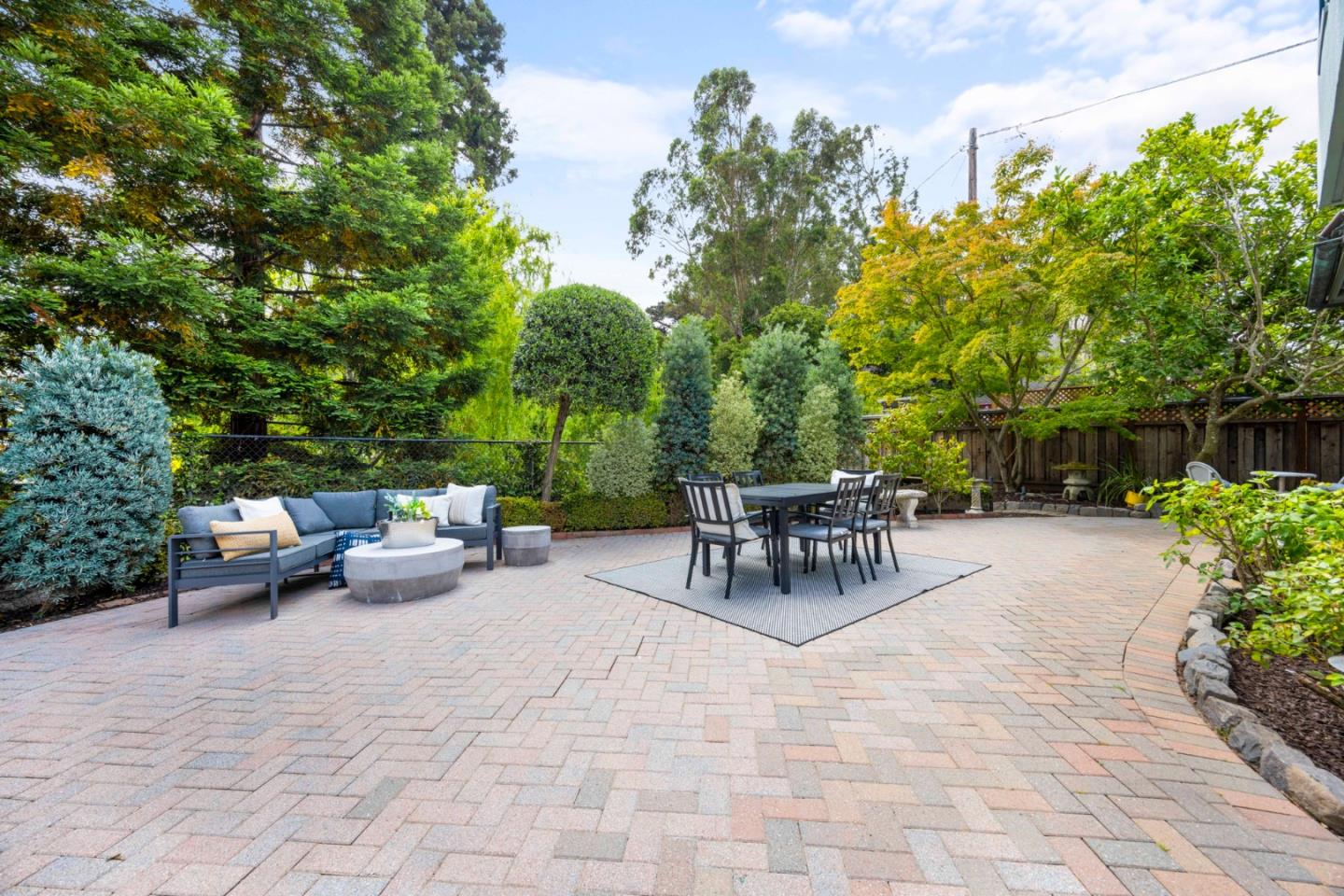 Detail Gallery Image 19 of 78 For 1901 Carmelita Ave, Burlingame,  CA 94010 - 5 Beds | 4/1 Baths