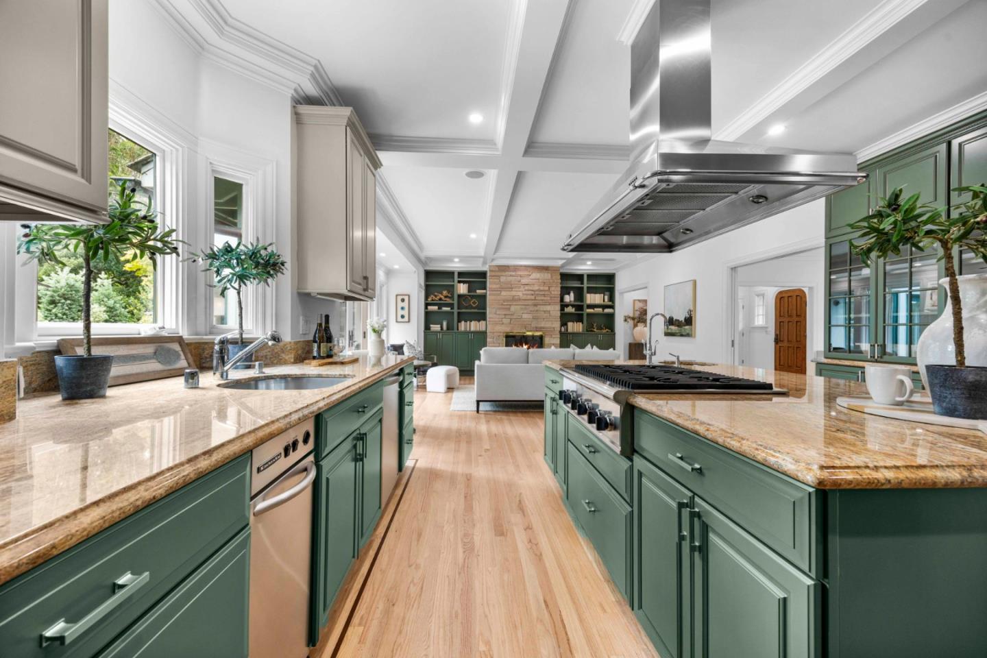 Detail Gallery Image 23 of 78 For 1901 Carmelita Ave, Burlingame,  CA 94010 - 5 Beds | 4/1 Baths