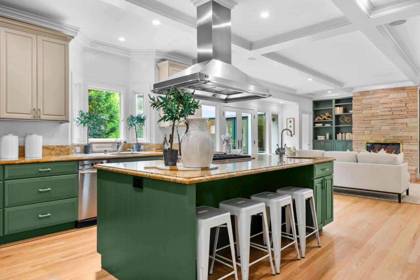 Detail Gallery Image 25 of 78 For 1901 Carmelita Ave, Burlingame,  CA 94010 - 5 Beds | 4/1 Baths