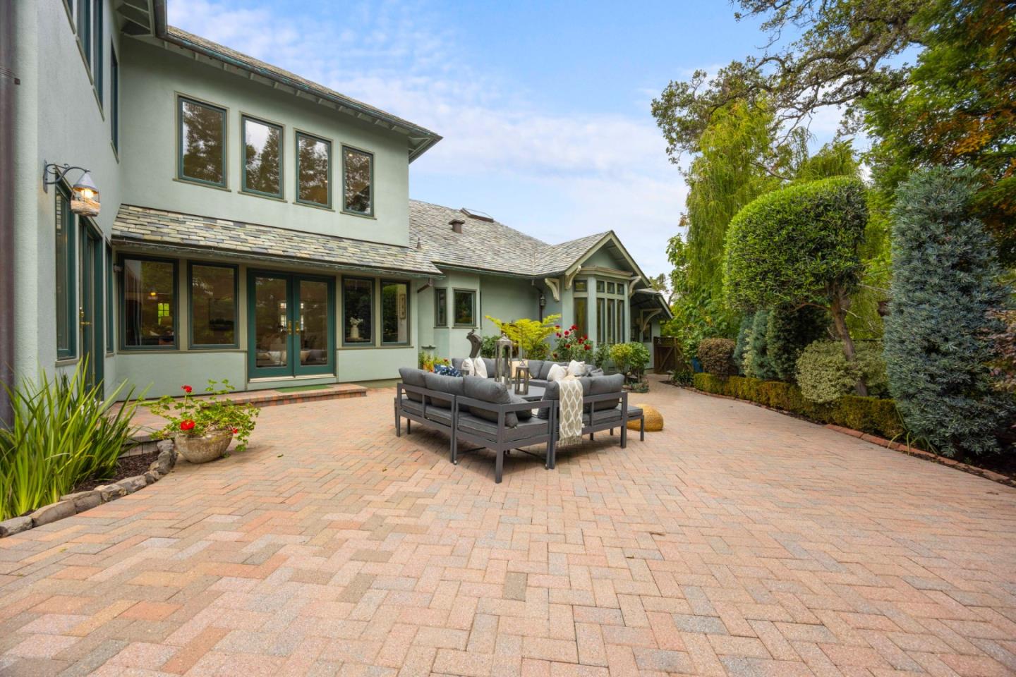 Detail Gallery Image 36 of 78 For 1901 Carmelita Ave, Burlingame,  CA 94010 - 5 Beds | 4/1 Baths