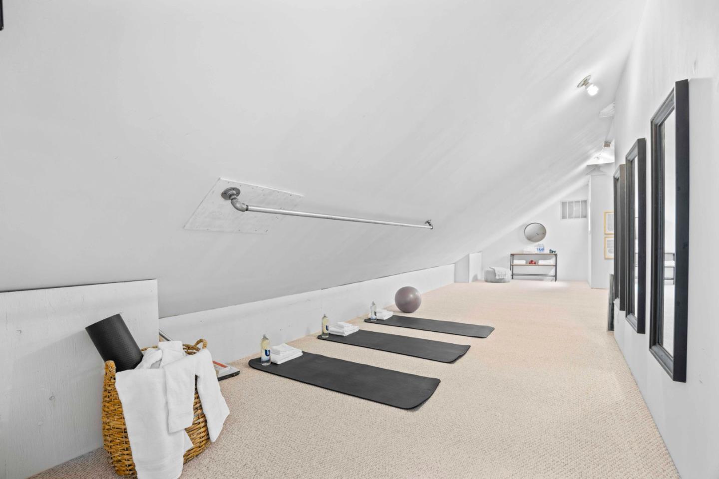 Detail Gallery Image 70 of 78 For 1901 Carmelita Ave, Burlingame,  CA 94010 - 5 Beds | 4/1 Baths