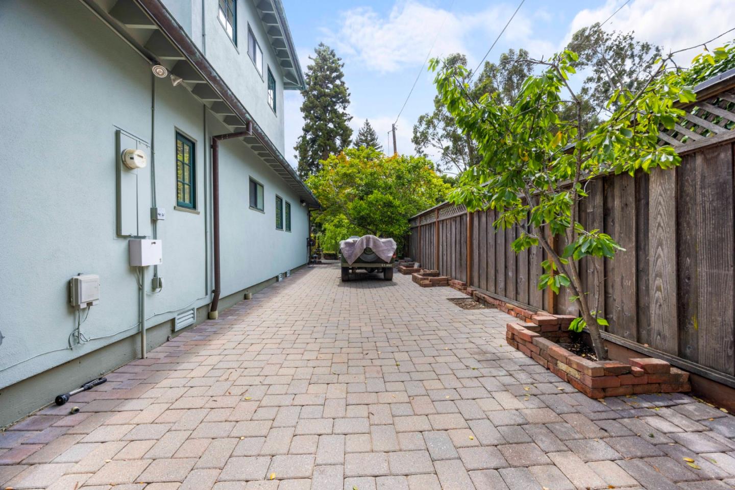 Detail Gallery Image 74 of 78 For 1901 Carmelita Ave, Burlingame,  CA 94010 - 5 Beds | 4/1 Baths