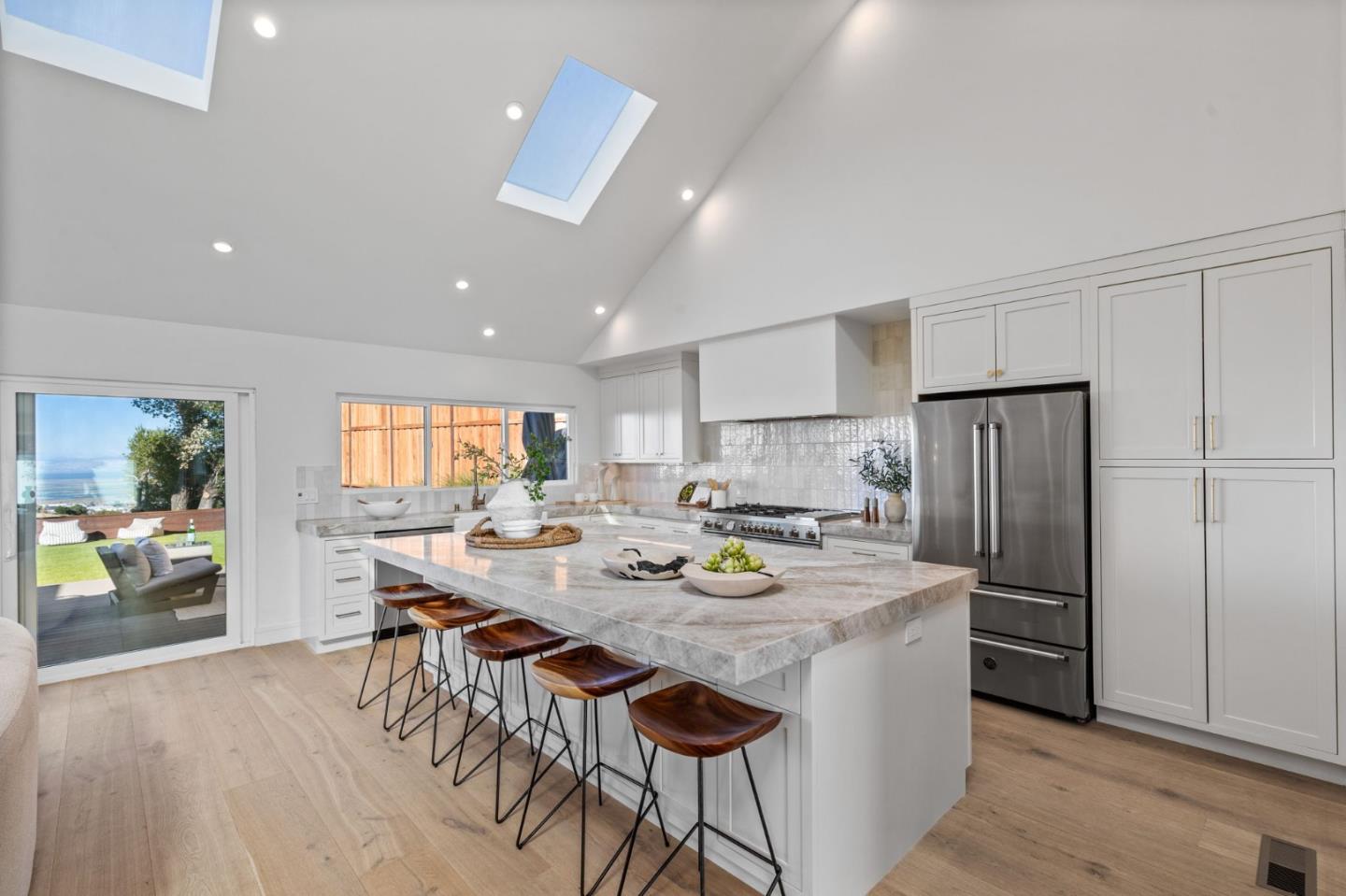Detail Gallery Image 12 of 43 For 190 Loma Rd, San Carlos,  CA 94070 - 4 Beds | 2/1 Baths