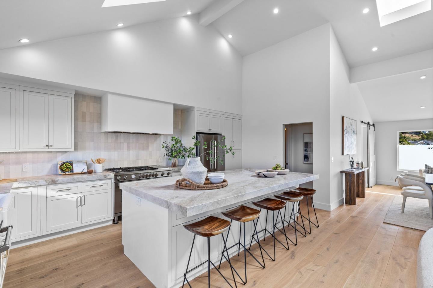 Detail Gallery Image 13 of 43 For 190 Loma Rd, San Carlos,  CA 94070 - 4 Beds | 2/1 Baths