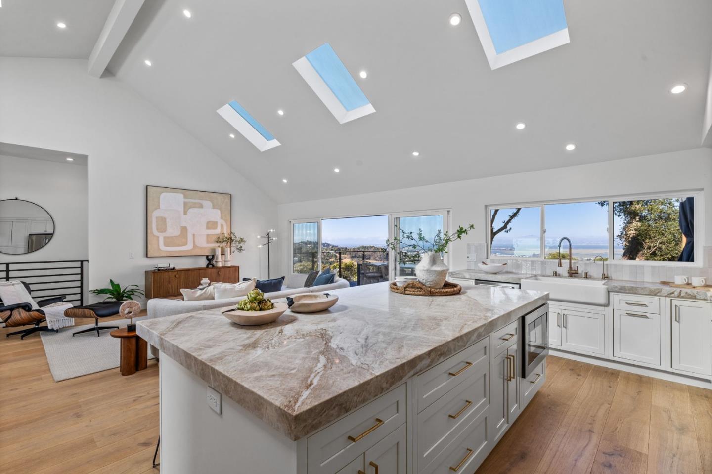 Detail Gallery Image 15 of 43 For 190 Loma Rd, San Carlos,  CA 94070 - 4 Beds | 2/1 Baths