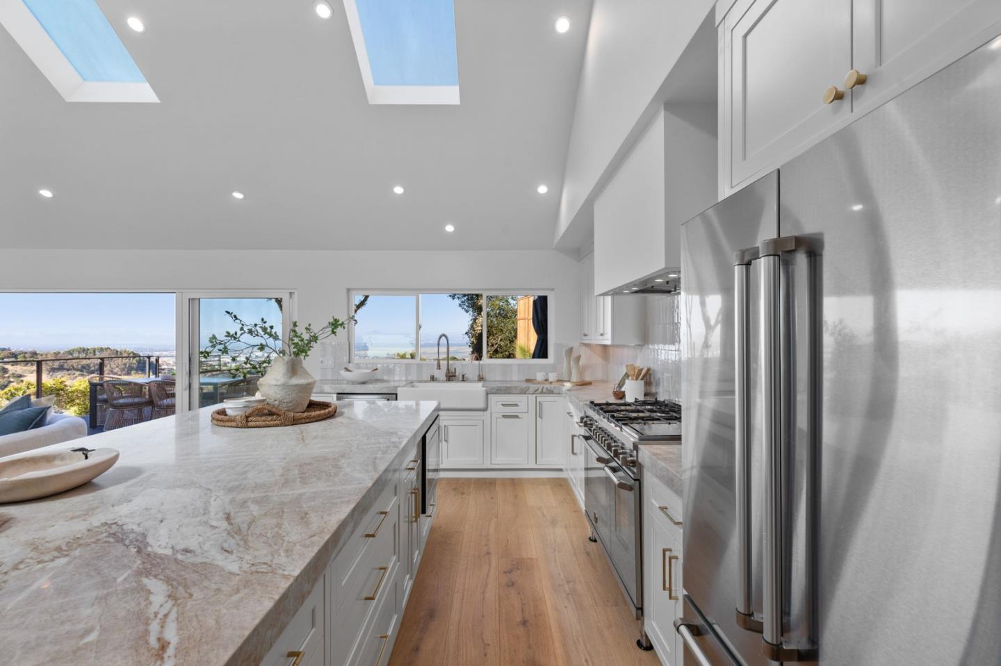 Detail Gallery Image 16 of 43 For 190 Loma Rd, San Carlos,  CA 94070 - 4 Beds | 2/1 Baths
