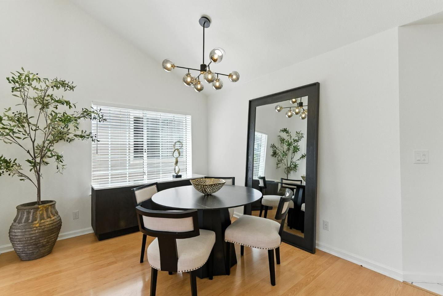 Detail Gallery Image 6 of 44 For 935 Old County Rd #42,  Belmont,  CA 94002 - 3 Beds | 2 Baths