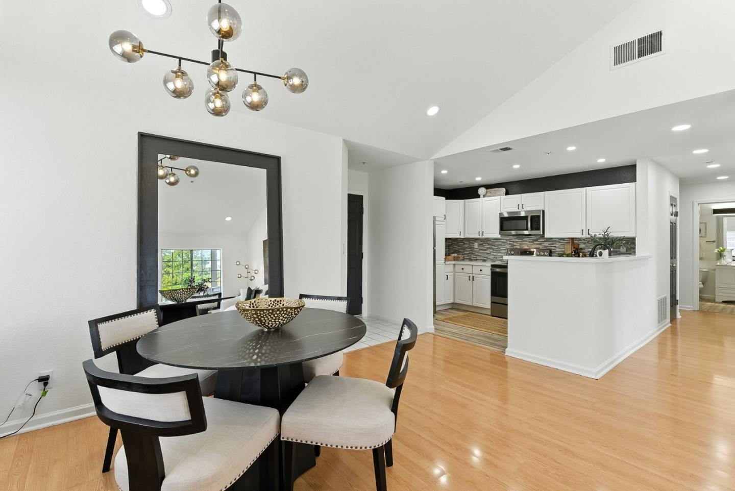 Detail Gallery Image 7 of 44 For 935 Old County Rd #42,  Belmont,  CA 94002 - 3 Beds | 2 Baths