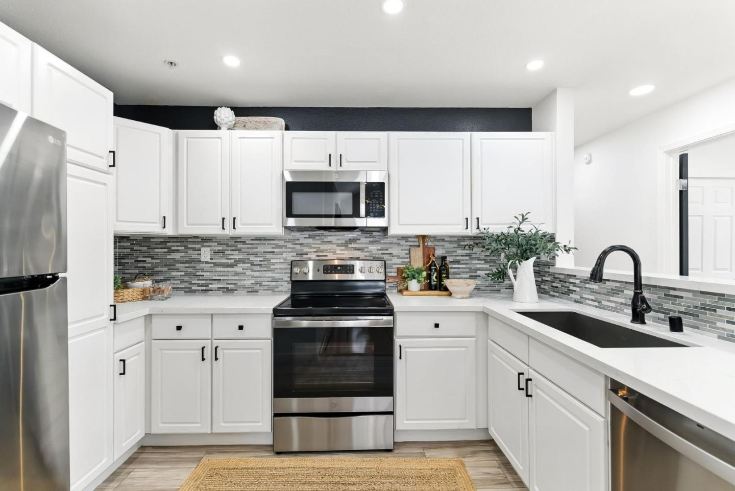 Detail Gallery Image 8 of 44 For 935 Old County Rd #42,  Belmont,  CA 94002 - 3 Beds | 2 Baths