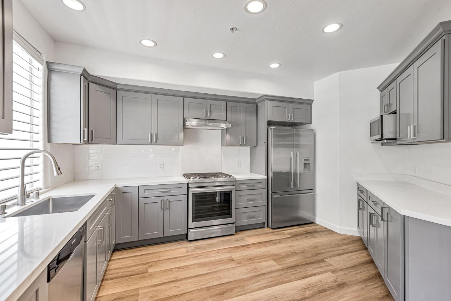 Detail Gallery Image 3 of 26 For 912 Campisi Way #201,  Campbell,  CA 95008 - 3 Beds | 2/1 Baths