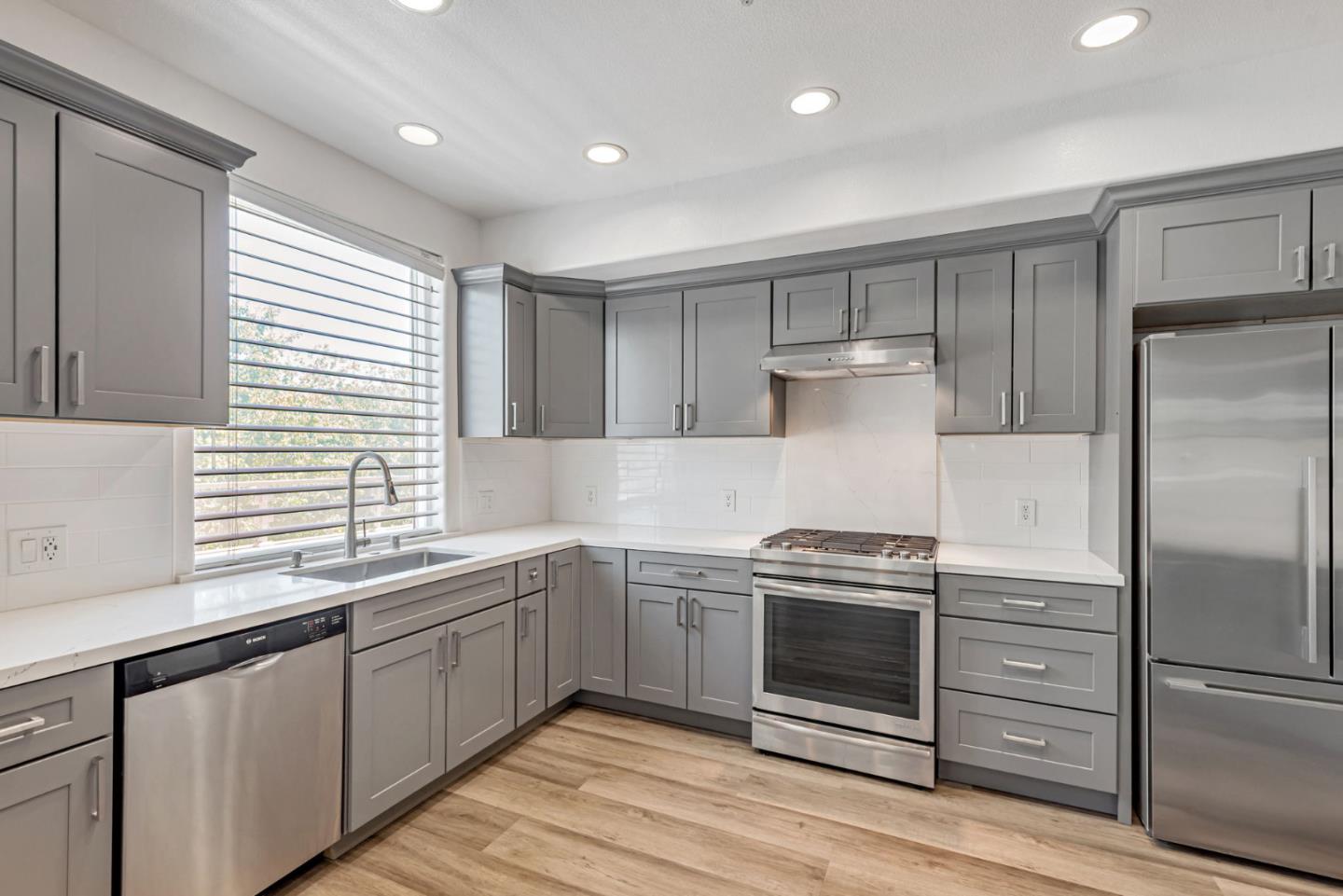 Detail Gallery Image 4 of 26 For 912 Campisi Way #201,  Campbell,  CA 95008 - 3 Beds | 2/1 Baths