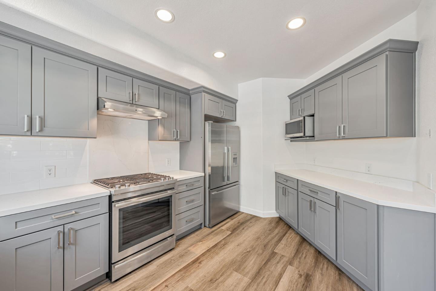 Detail Gallery Image 5 of 26 For 912 Campisi Way #201,  Campbell,  CA 95008 - 3 Beds | 2/1 Baths