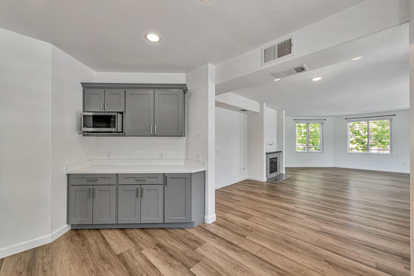 Detail Gallery Image 6 of 26 For 912 Campisi Way #201,  Campbell,  CA 95008 - 3 Beds | 2/1 Baths
