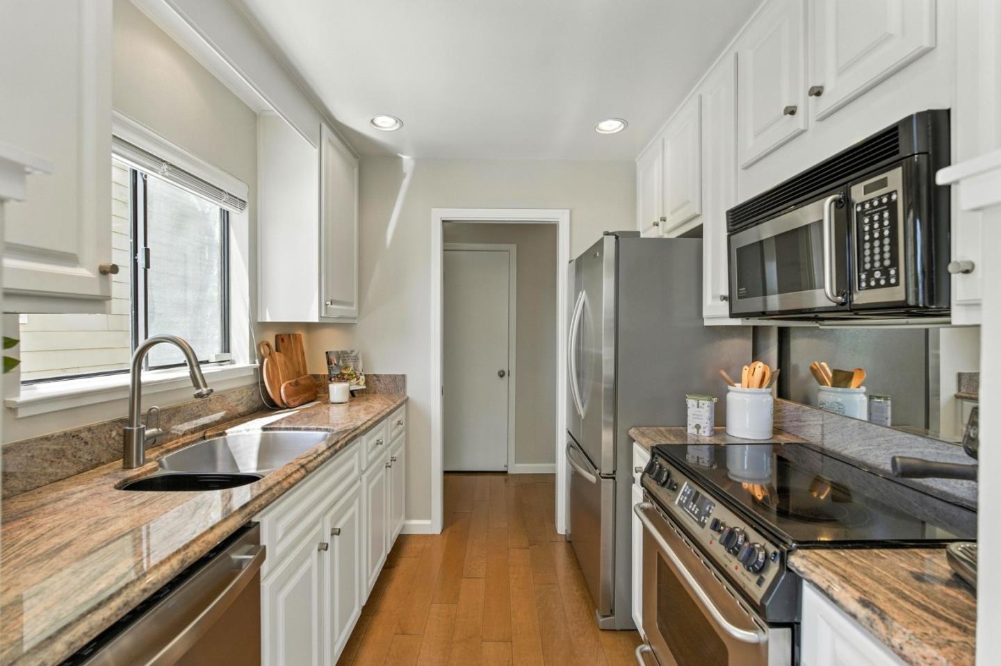 Detail Gallery Image 11 of 42 For 1090 Shoreline Dr, San Mateo,  CA 94404 - 1 Beds | 1/1 Baths