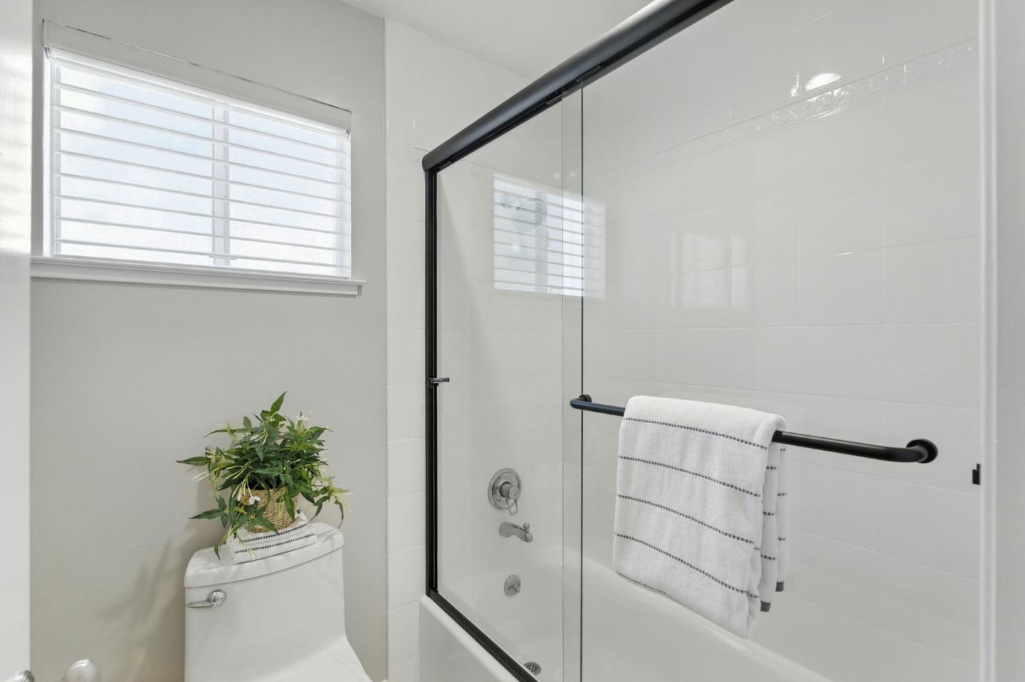 Detail Gallery Image 18 of 42 For 1090 Shoreline Dr, San Mateo,  CA 94404 - 1 Beds | 1/1 Baths